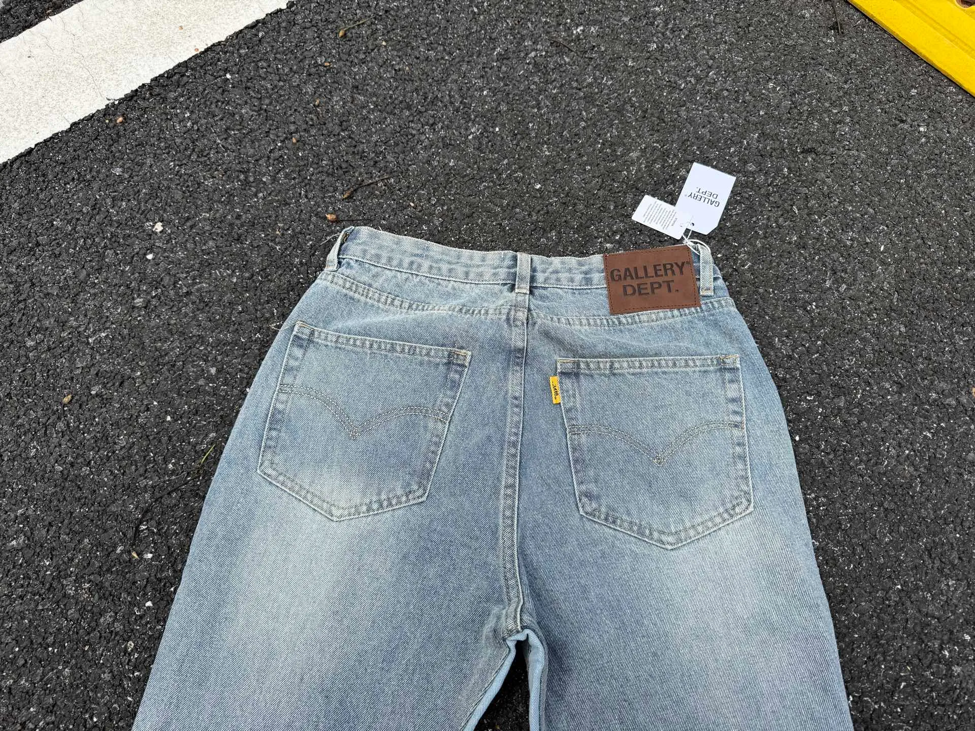 P246💰G11 GALLERY DEPT. Denim bell-bottoms, washed and distressed spliced ​​jeans. GALLERY is attracted by these bell-bottoms. Whether it is a reset of Carhartt or Levis, it creates a strong brand style. Since these pants are modified from rare vintage, the production capacity is limited. Therefore, after many icons wore them, these pants were once hard to find. Later, perhaps due to the improvement of GD's business in the past two years and the expansion of production lines, the brand itself lowered the price, so I can't wait any longer for these pants this year and will definitely buy them. During the process of the denim washing plant, the owner of the washing plant helped introduce a boss who had worked for Levi's foundry and started his own business. This also paved the way for the following styles. Therefore, Levi's remodeled single product for the base plate is really familiar. Whether it is the fabrics supplied or the lathes used in production, there is nothing to choose from. -Color: blue -Size: S-XXL (corresponding to 28-36)